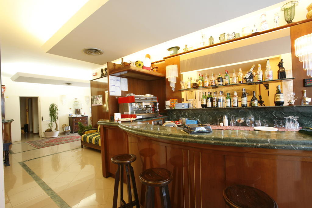 Hotel Tetto Delle Marche - Ristorante Dei Conti سينغولي المظهر الخارجي الصورة